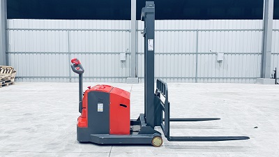 站駕式叉車